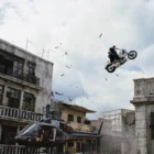 Moto beige BMW R1200C de la película El mañana nunca muere de James Bond 007