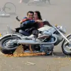 Moto beige BMW R1200C de la película El mañana nunca muere de James Bond 007