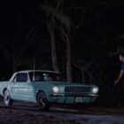 Coche descapotable blanco y azul Ford Mustang 007 Operación Trueno