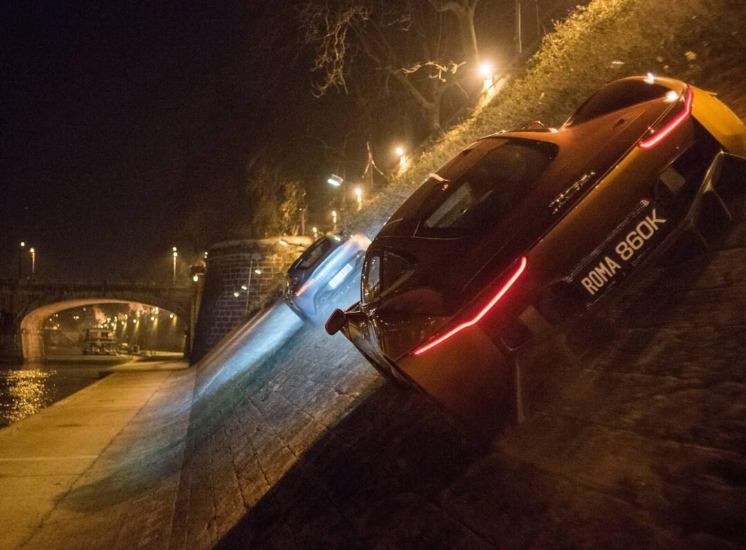 Coche naranja Jaguar C-X75 conducido por Mr Hinx en la película Spectre