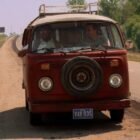 Furgoneta roja y blanca Volkswagen T2 Campo de sueños