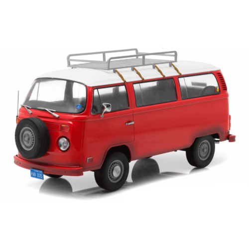 Miniatura furgoneta roja y blanca Volkswagen T2 Campo de sueños a escala 1/18 Greenlight