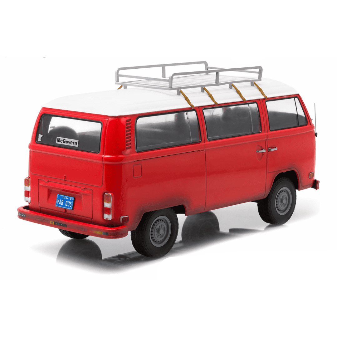 Miniatura furgoneta roja y blanca Volkswagen T2 Campo de sueños a escala 1/18 Greenlight