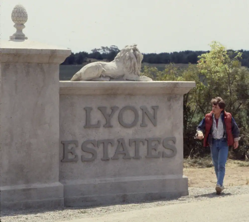 Columnas de entrada a Lyon Estates con leones de piedra en la película Regreso al Futuro