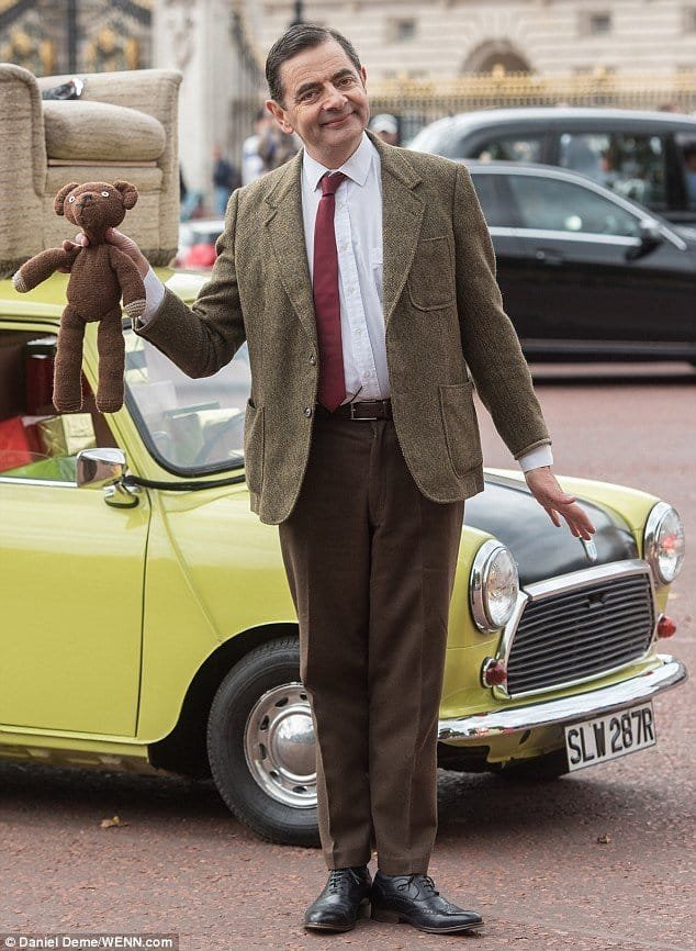 Mr. Bean con su osito Teddy interpretado por Rowan Atkinson