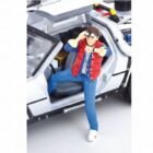 Figura de Marty McFly de Regreso al Futuro interpretado por Michael J. Fox pintada a mano con DeLorean a escala 1/24 de la marca T9