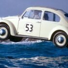 Volkswagen Beetle con número 53 y franjas de carreras de la película Herbie