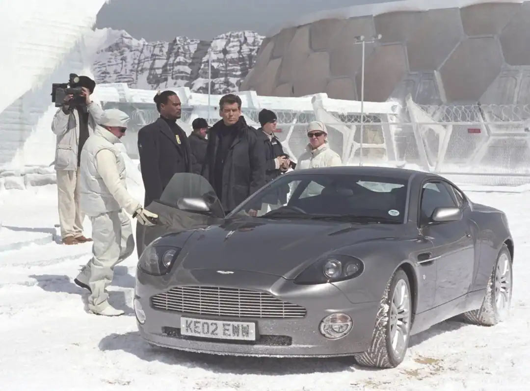 Coche Aston Martin V12 Vanquish 2001 conducido por James Bond 007 en la película Muere otro día