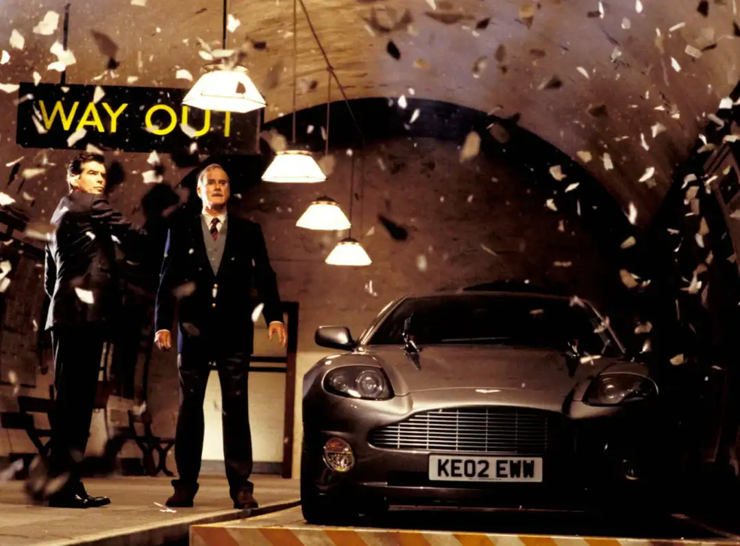 Coche Aston Martin V12 Vanquish 2001 conducido por James Bond 007 en la película Muere otro día