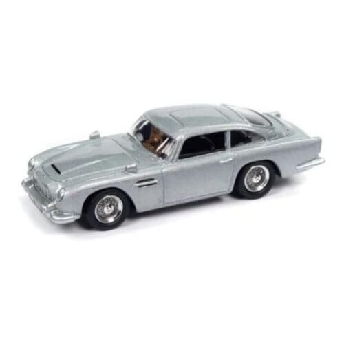 Miniatura coche gris Aston Martin DB5 conducido por James Bond 007 en GoldenEye a escala 1/64 Johnny Lightning con diorama