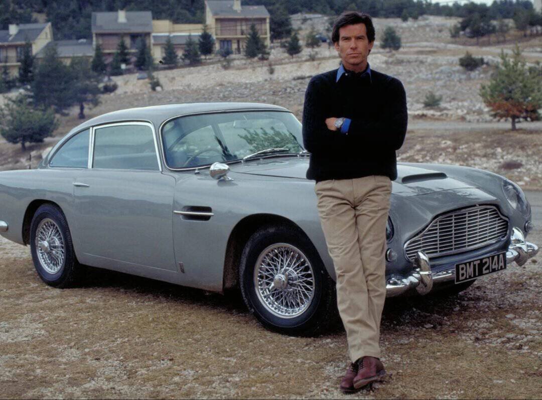 Coche gris Aston Martin DB5 conducido por James Bond 007 en GoldenEye