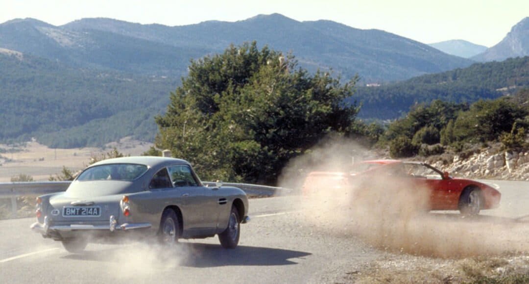 Coche gris Aston Martin DB5 conducido por James Bond 007 en GoldenEye