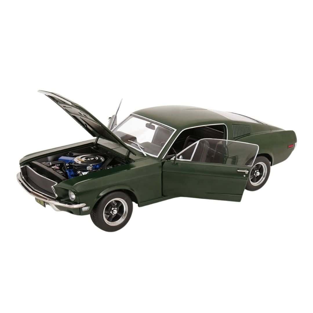 Coche en miniatura Ford Mustang GT Fastback 1968 color verde de la película Bullitt a escala 1/12 fabricado por KK Scale con capó y puertas abiertas.