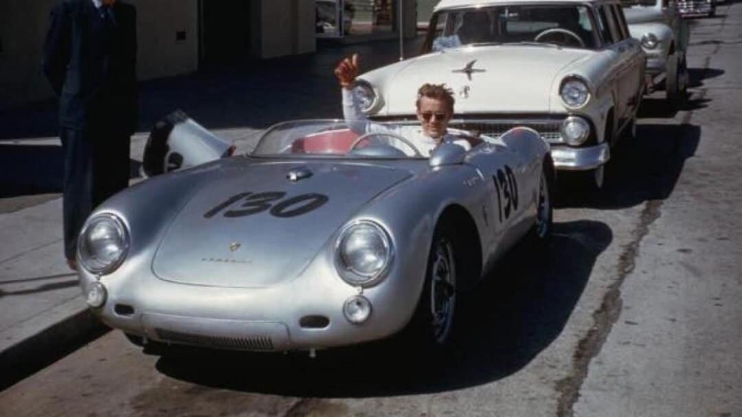 James Dean conduciendo Porsche 550 Spyder Little Bastard en calle urbana