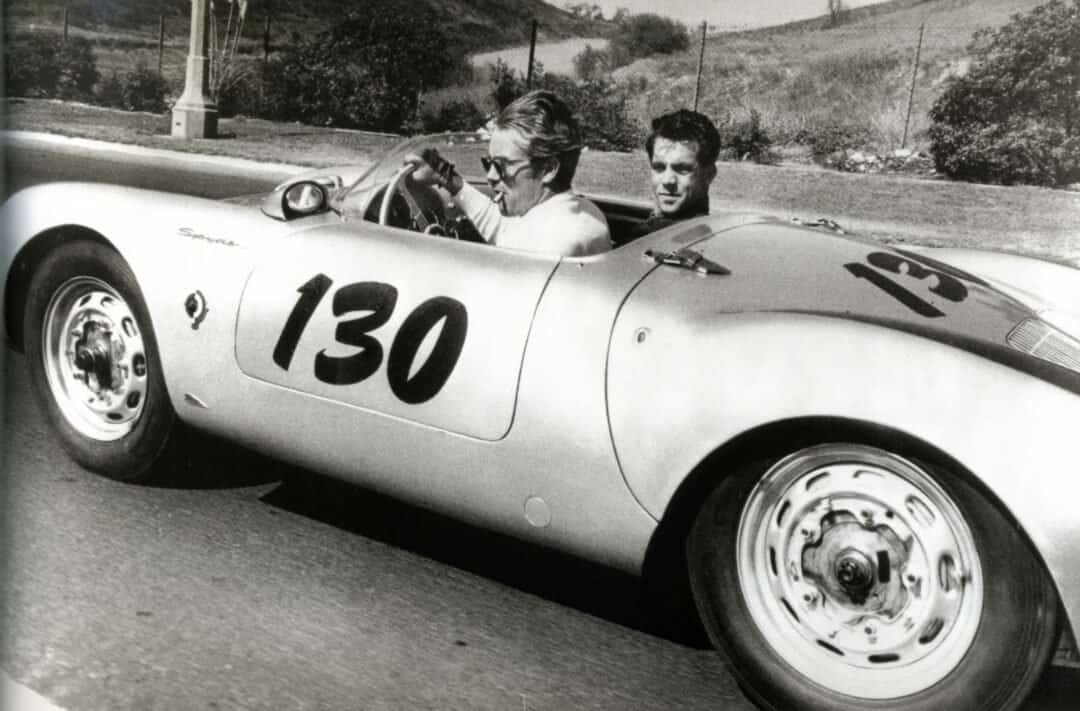 Vista lateral Porsche 550 Spyder con James Dean conduciendo en carretera
