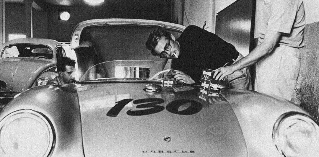 James Dean ajustando Porsche 550 Spyder número 130 en garaje