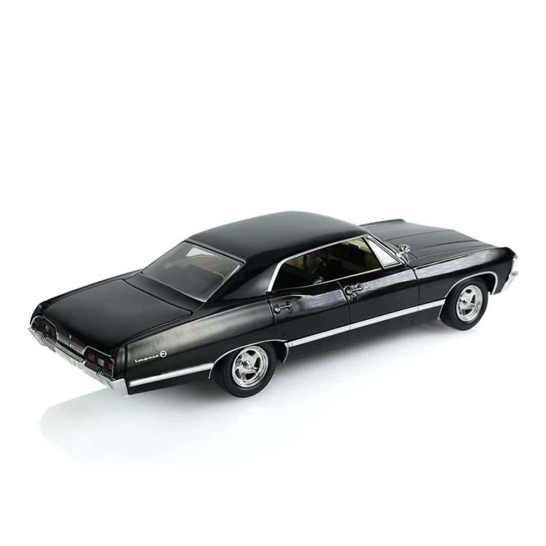 Coche en miniatura Chevrolet Impala 1967 color negro de la serie Supernatural a escala 1/24 fabricado por Greenlight.