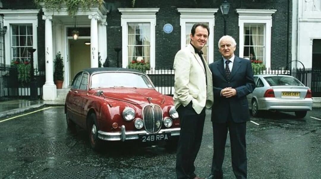 Coche Jaguar Mark II 1960 color rojo oscuro de la serie Inspector Morse.
