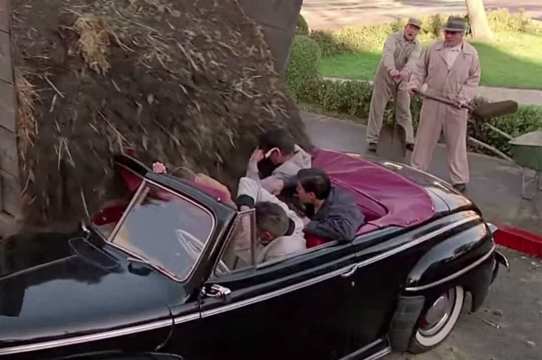 Coche Ford Super De Luxe 1946 de Biff con estiércol color negro de la película Regreso al Futuro.