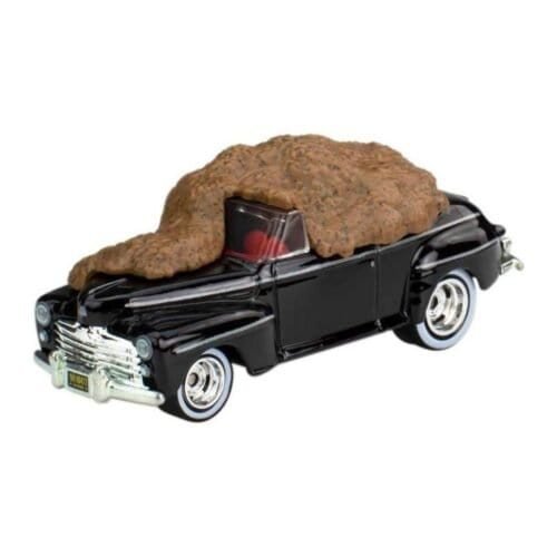Coche en miniatura Ford Super De Luxe 1946 de Biff con estiércol color negro de la película Regreso al Futuro a escala 1/64 fabricado por Hot Wheels.