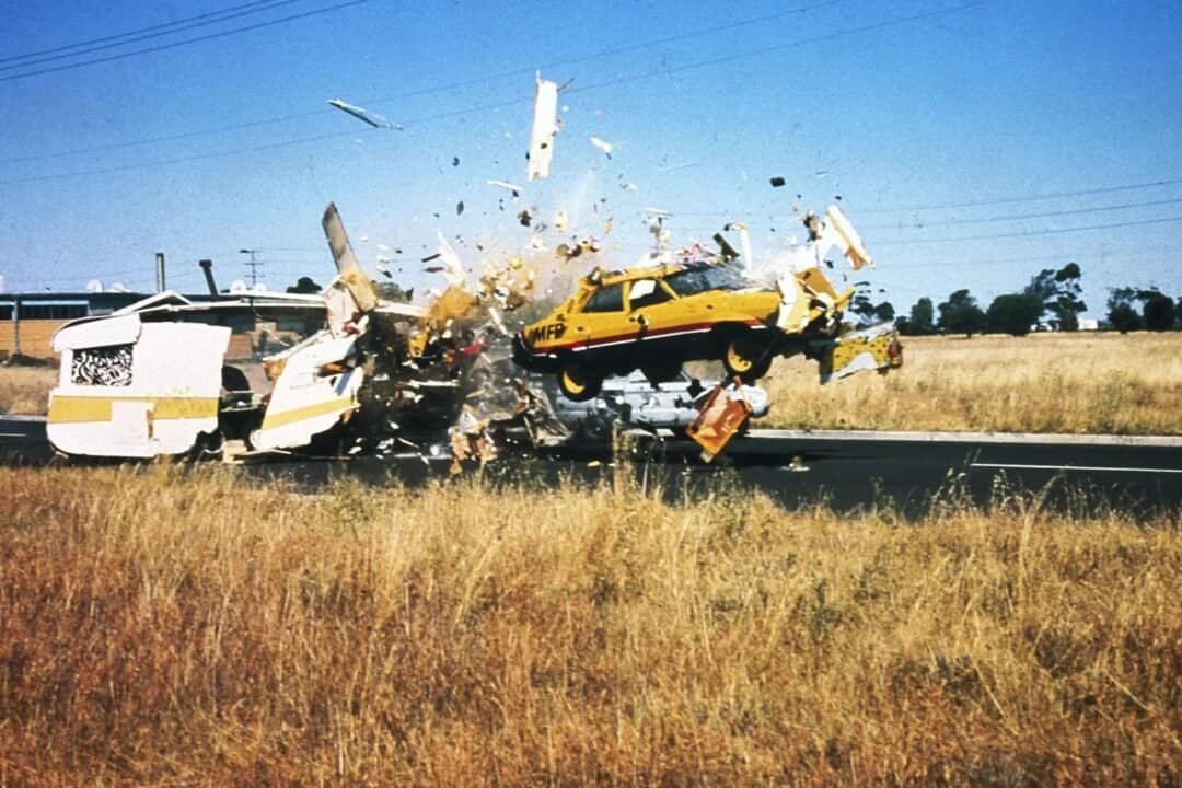 Coche de policía Ford Falcon XB Big Bopper color amarillo, rojo y azul de la película Mad Max.
